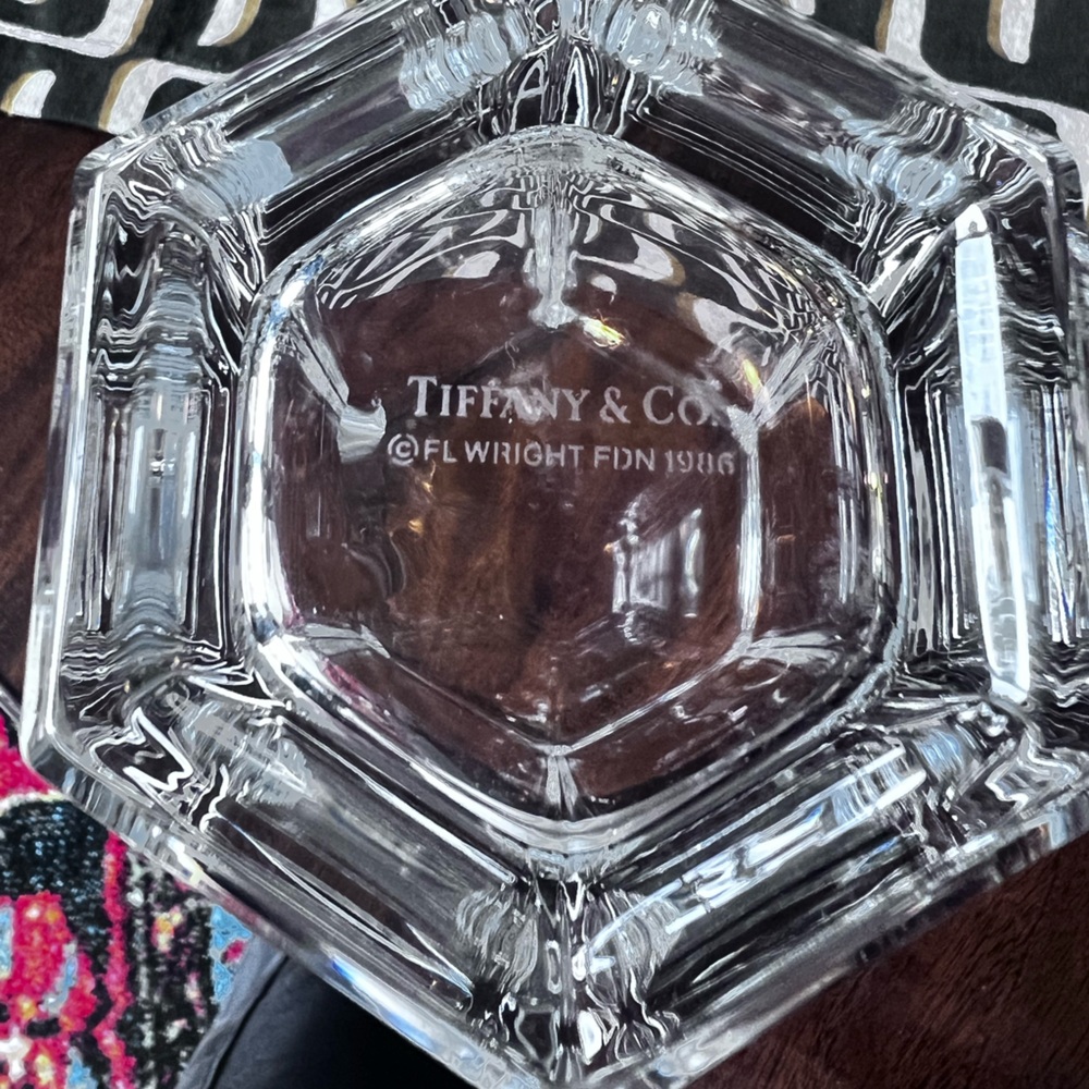 𝐑𝐚𝐫𝐞 𝐟𝐢𝐧𝐝! Tiffany & Co Frank Lloyd Wright Crystal Hex Vase 1986 - Picture 2 of 8